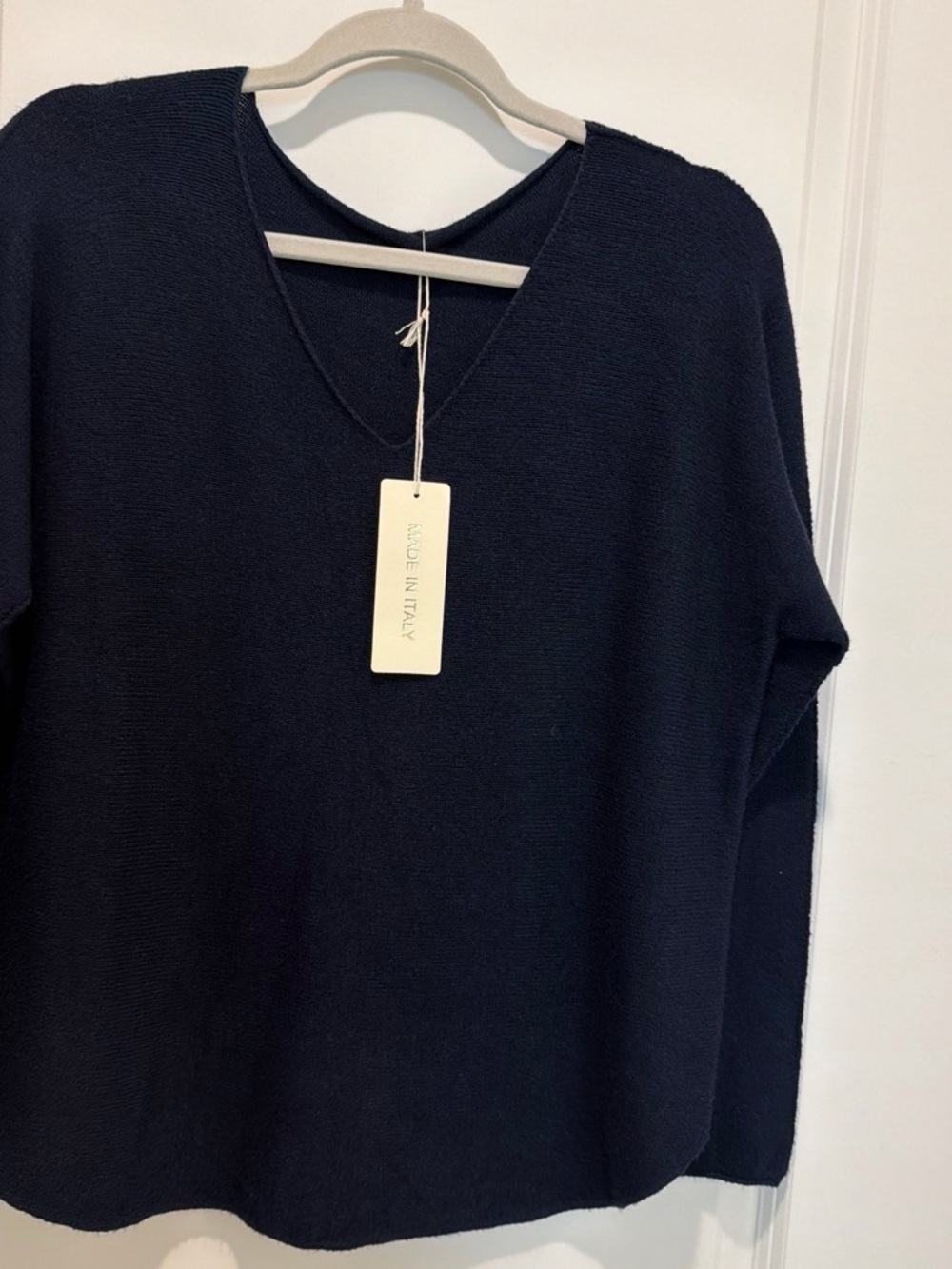 IT046 🇮🇹 Made in Italy V-Neck Lightweight Sweater – One Size NWT